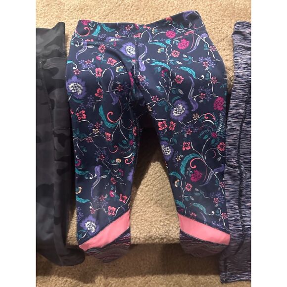 Bundle of Girl Athletic Leggings in Different Brands & Colors Size 6/7 (XS-S) - Picture 6 of 10